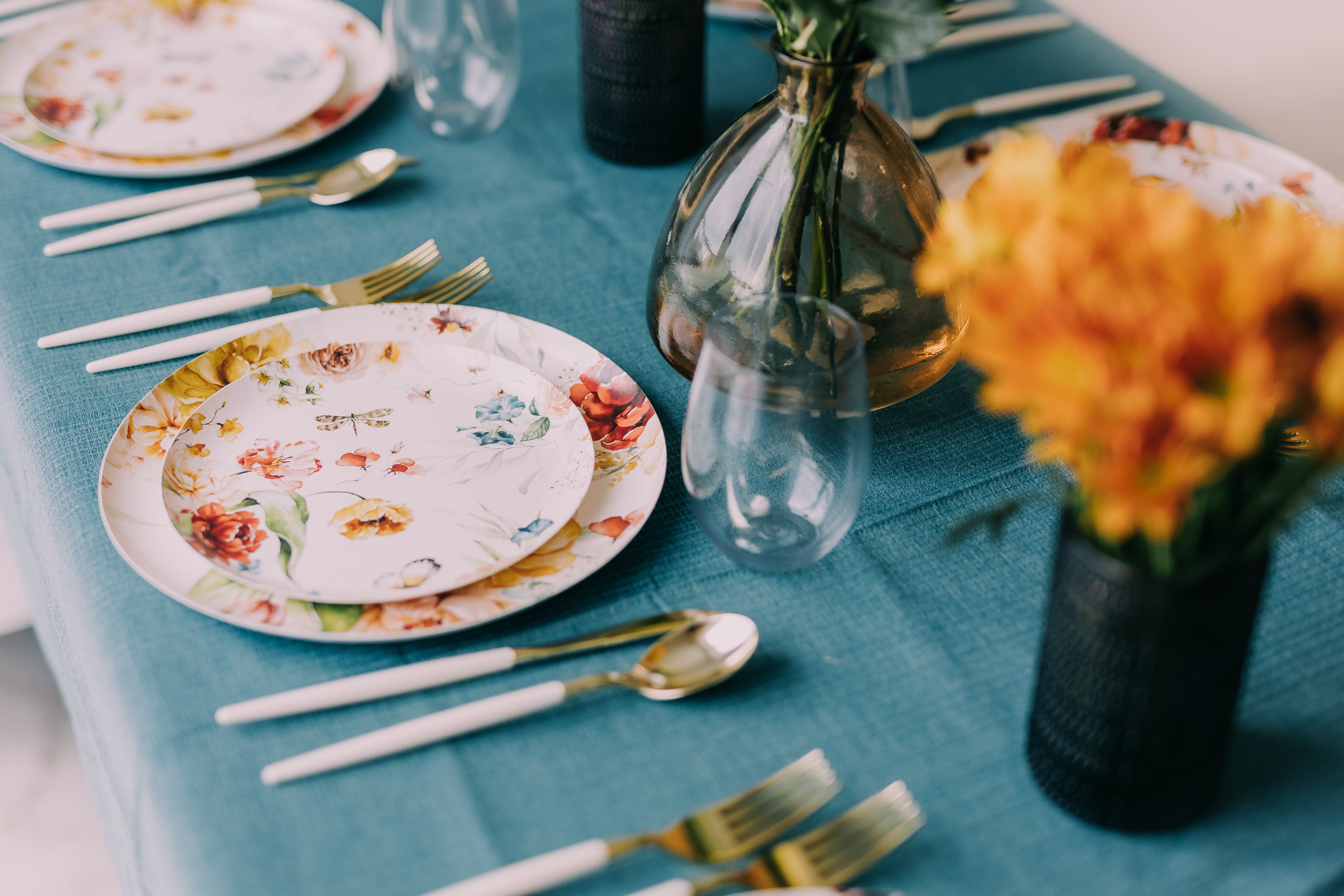 MTV YORAPS 皿 Elegant Disposable Plates & Plastic Dinnerware | Yom Tov Settings