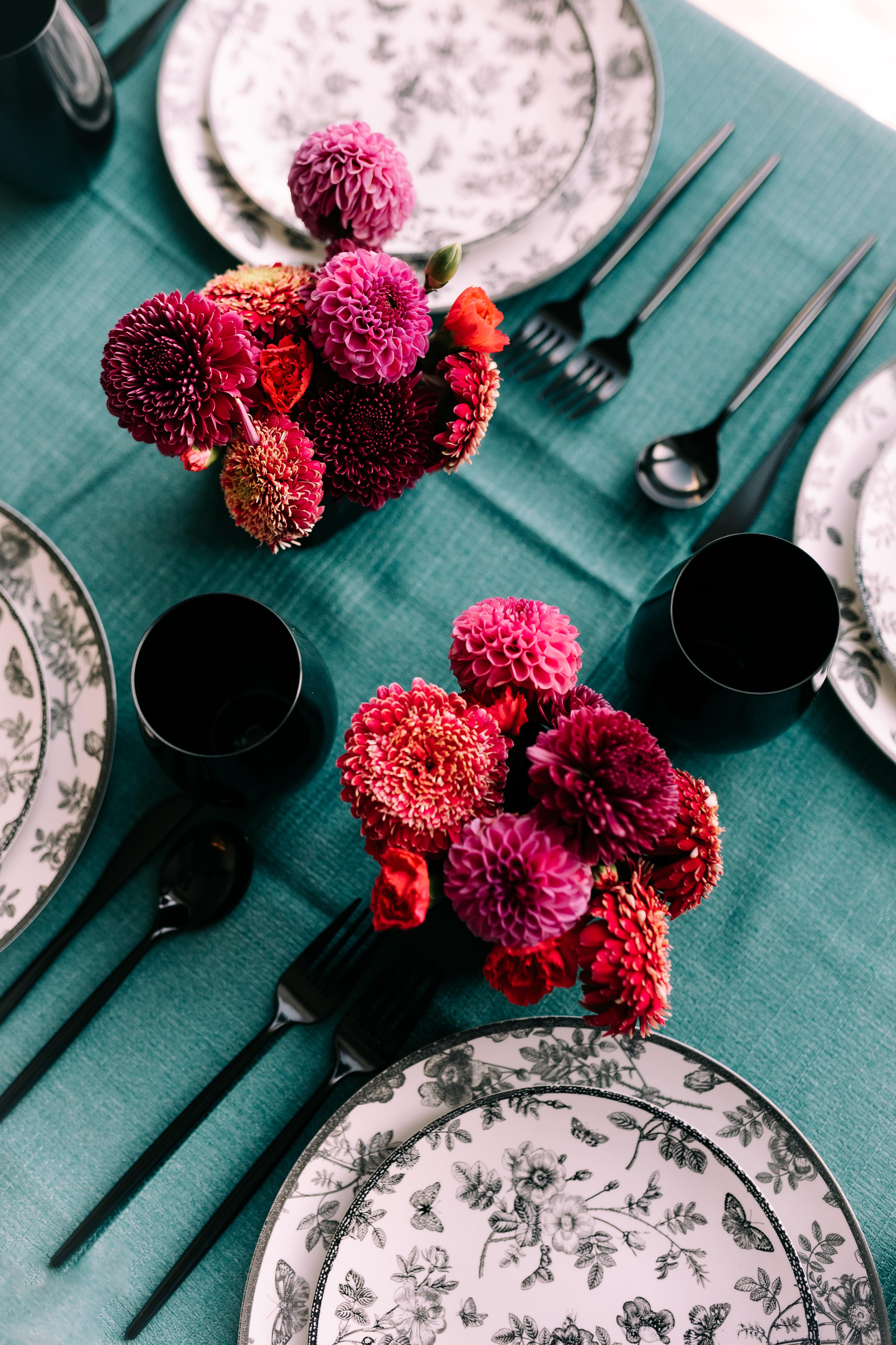 10 In. Classic Botanical Plastic Plates | 120 Count