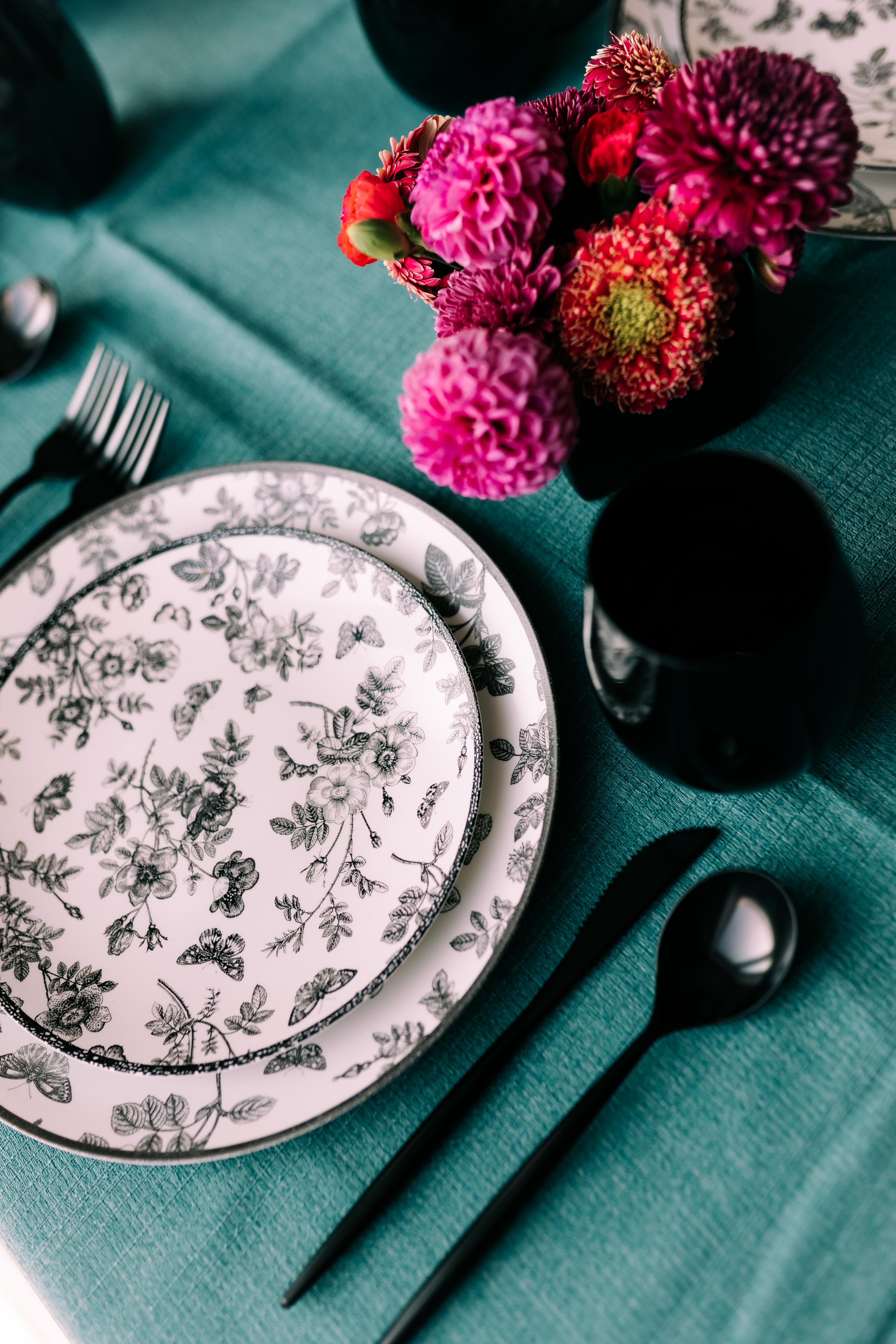 10 In. Classic Botanical Plastic Plates | 120 Count