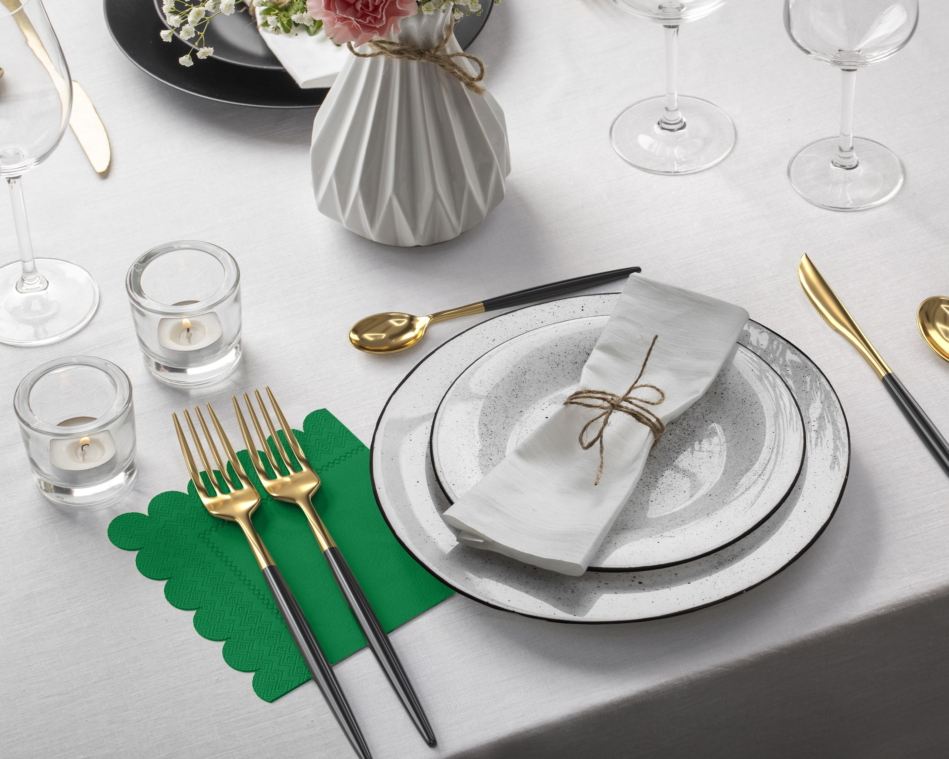 Emerald Green Scallop Beverage Napkins | 100 Count