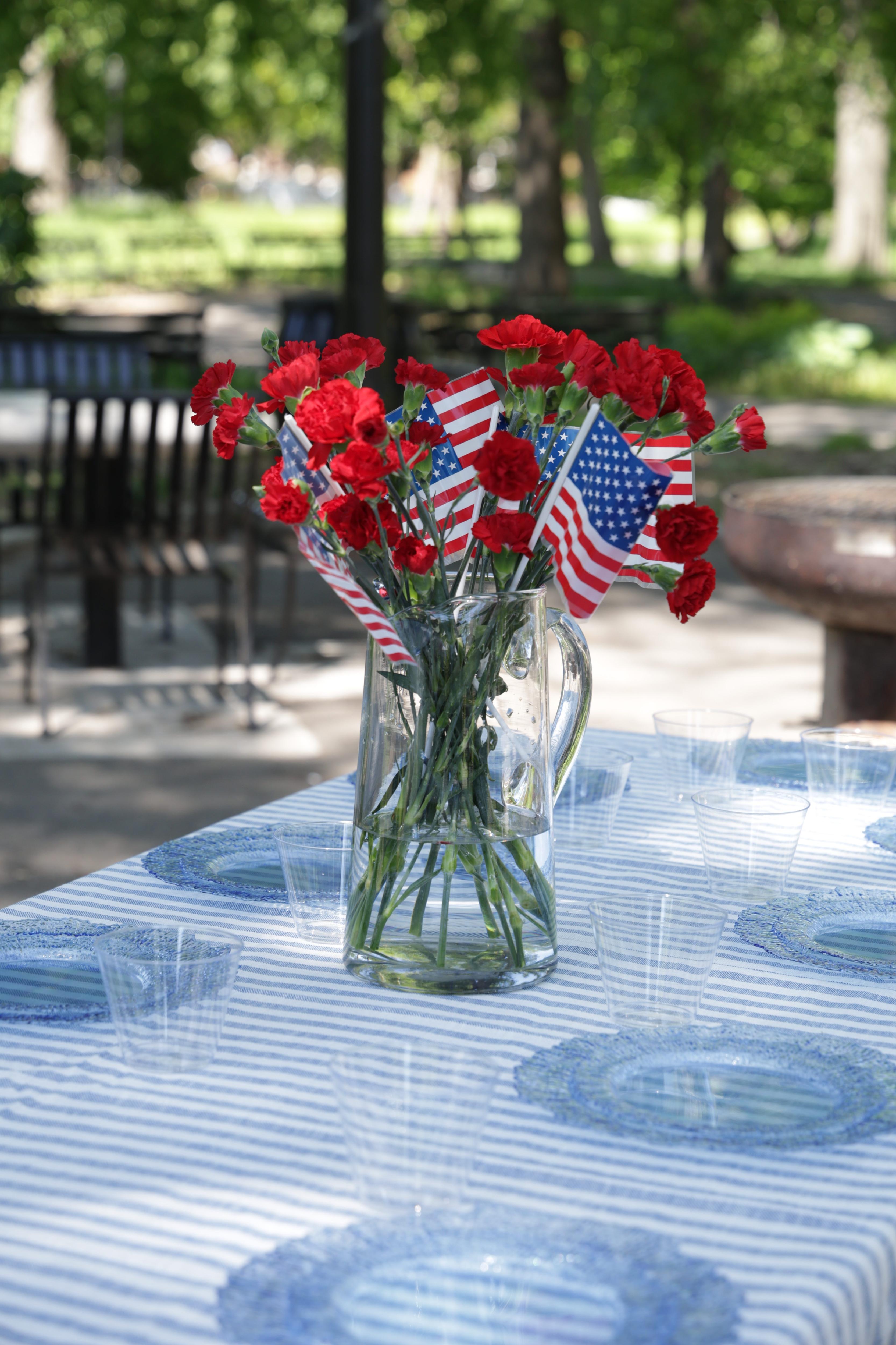 Service for 15 | The 4th of July Table