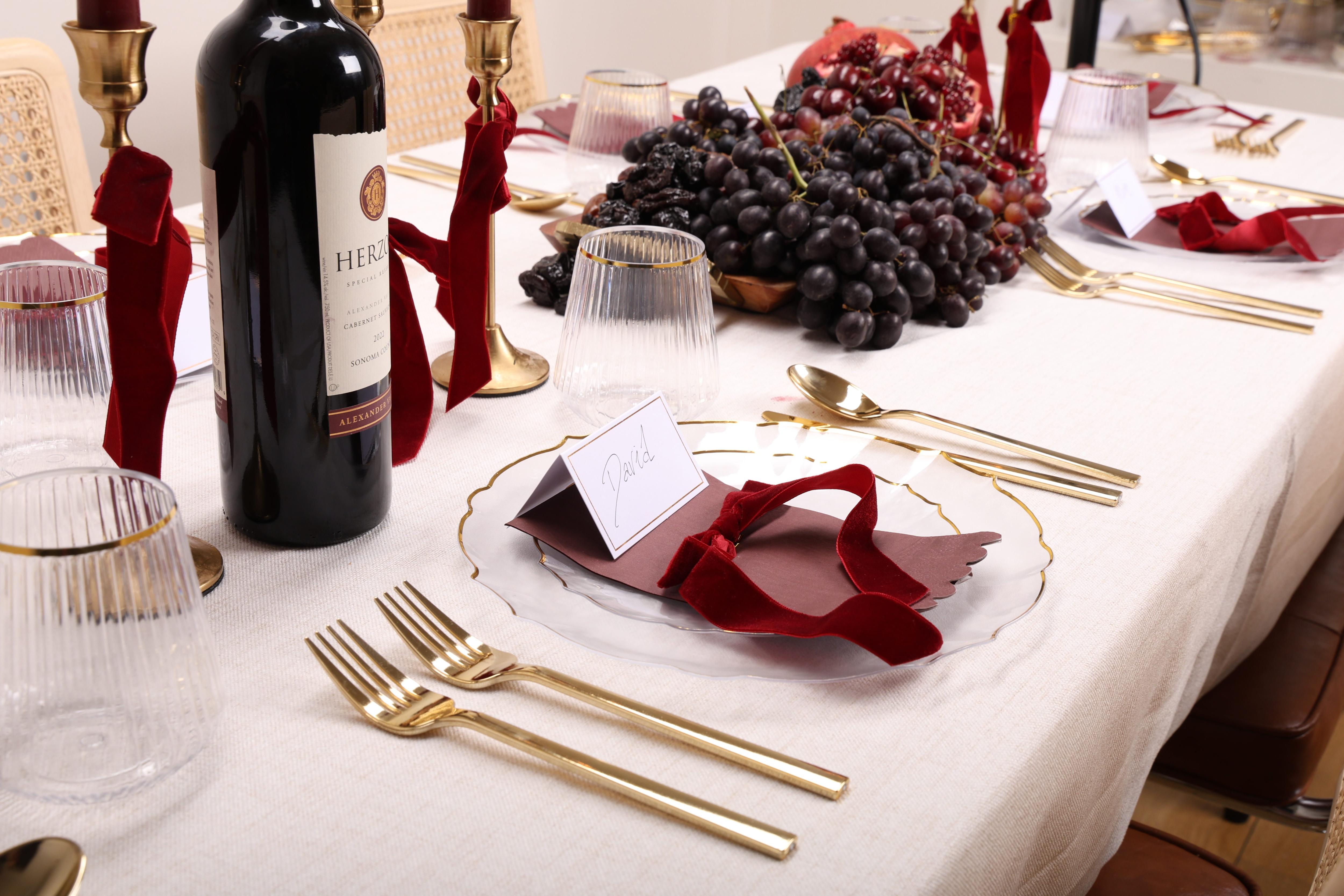 700 Piece Clear/Gold Petal Combo Set | Serves 100 Guests