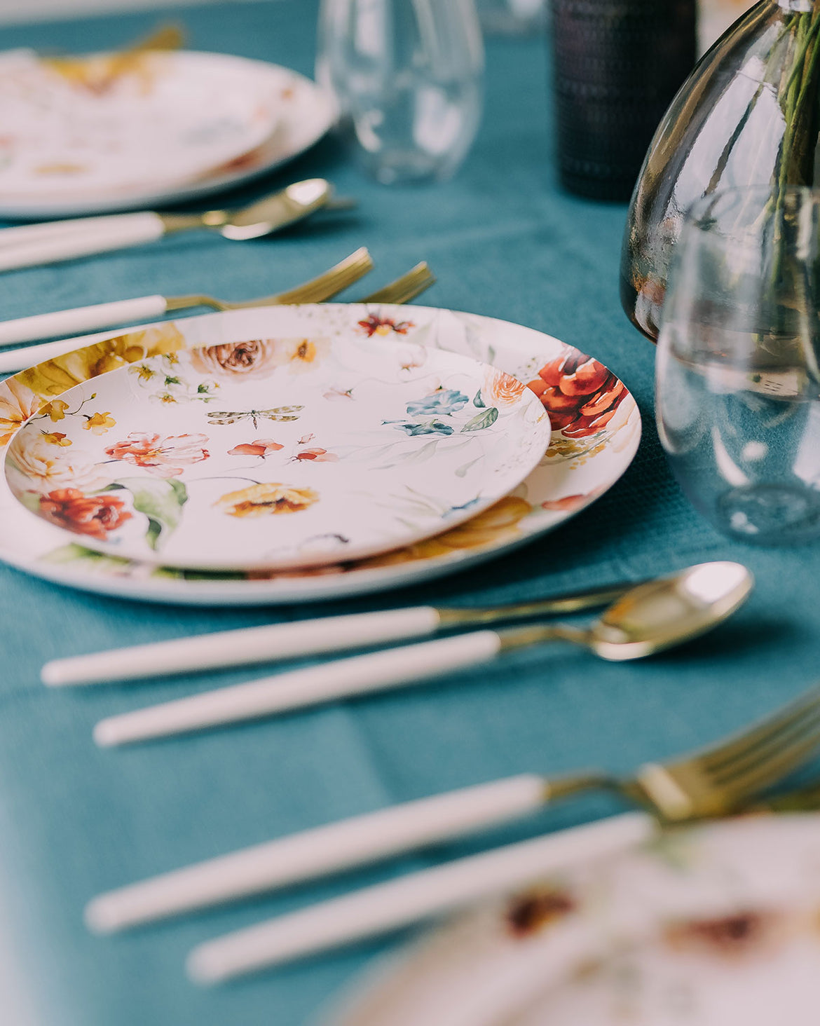 Elegant Disposable Plates & Plastic Dinnerware | Yom Tov Settings