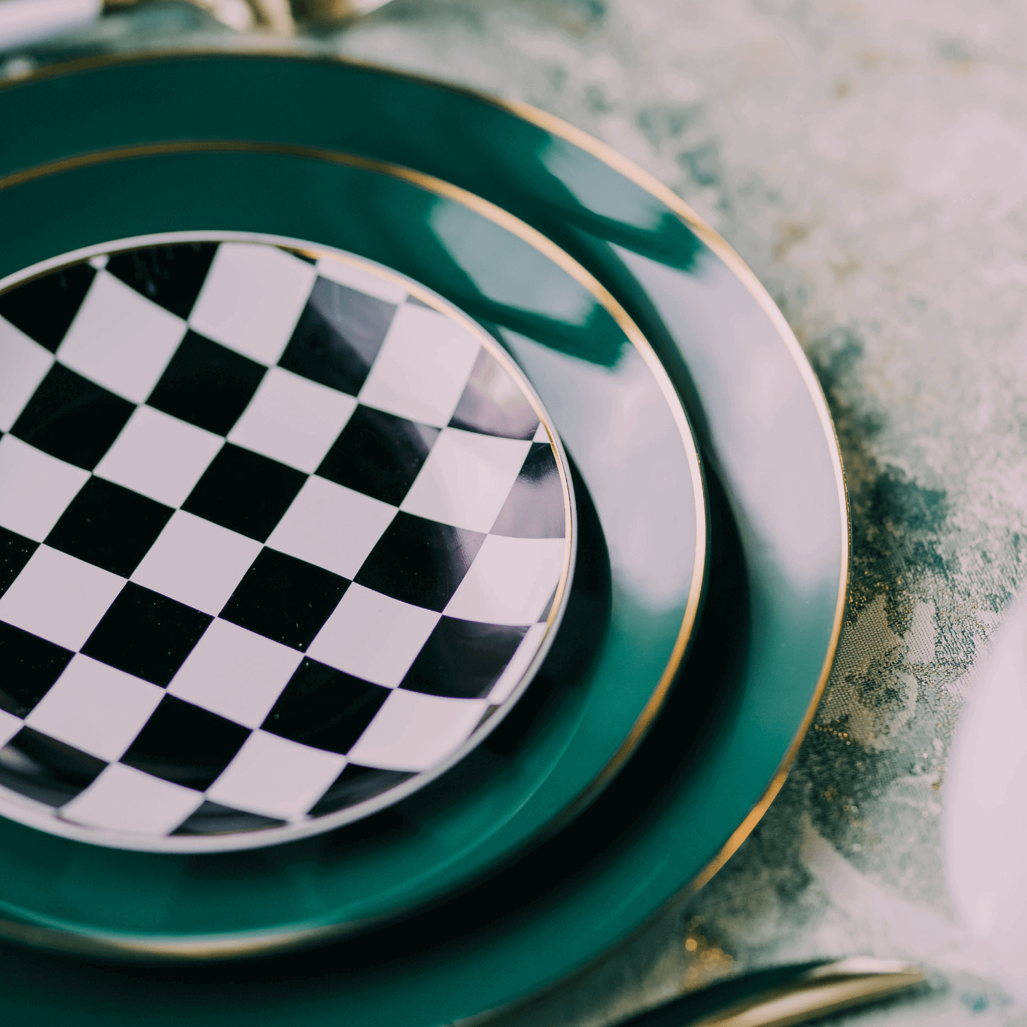 6" Checkerboard Design Plastic Plates (40 Count) - Yom Tov Settings